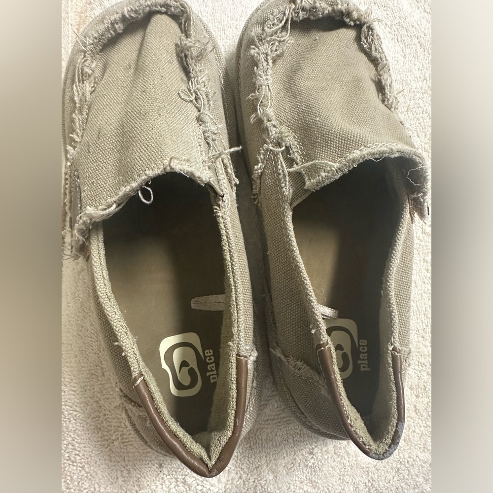 Children’s Place slip on canvas shoes. Khaki size 4 Unisex‎